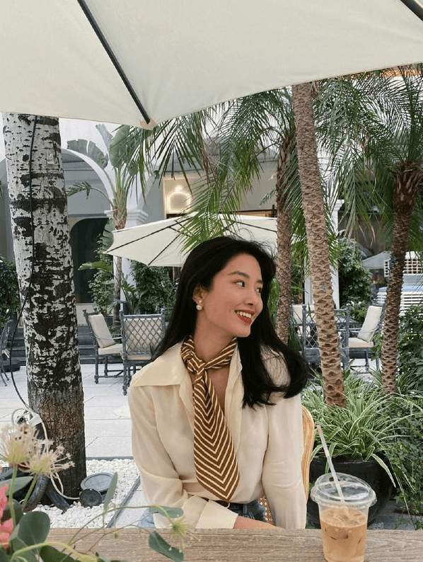 杨采钰穿土掉渣的衣服,婶婶用的丝巾都能搭配的很高级,气质好怎么穿都风情万种