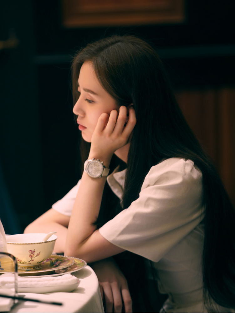 刘诗诗“白月光”气质超美！新剧中穿衬衣配短裙好清纯