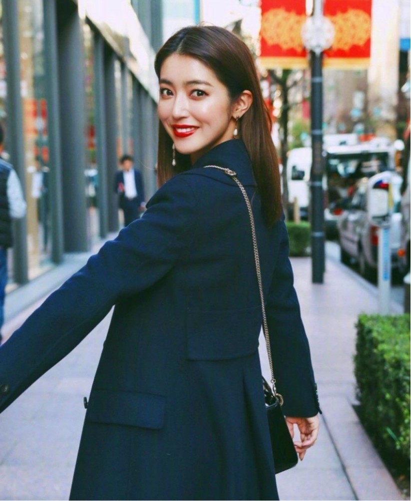 这位日本博主的穿搭越看越耐看,不同于往日的小清新,穿搭简洁大气有品味