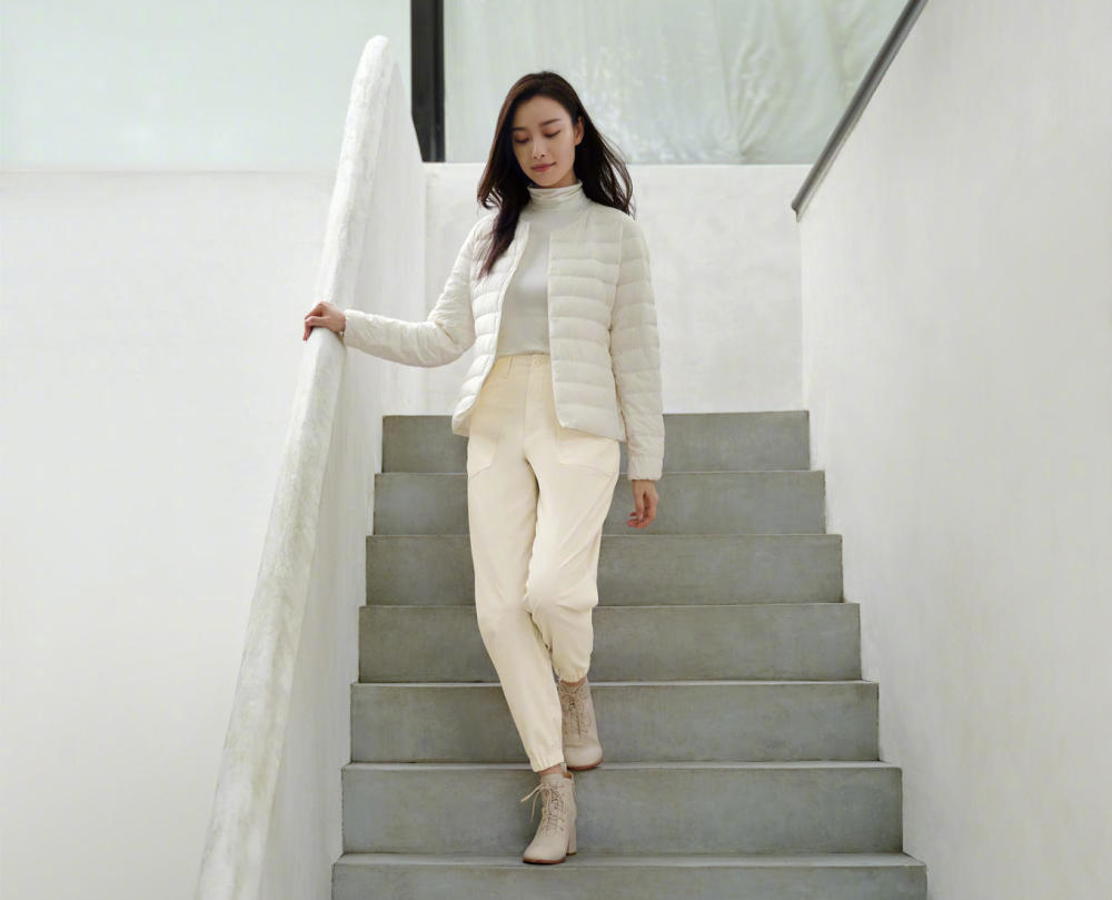 倪妮绗缝棉服搭宽松毛裤，气质太好无惧女神包袱