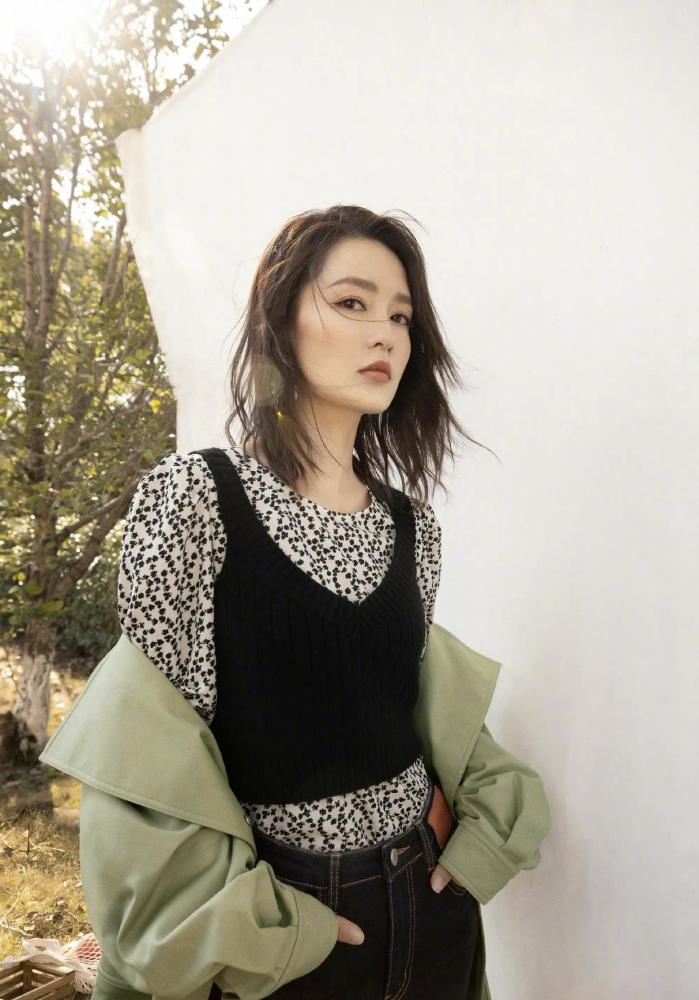 李沁穿浅绿色风衣搭牛仔裤精致甜美，少女感十足