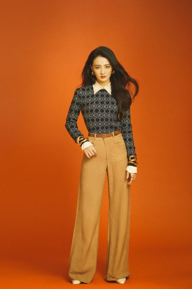 徐璐复古红唇妆超养眼,穿衣打扮什么风格都能轻松HOLD住