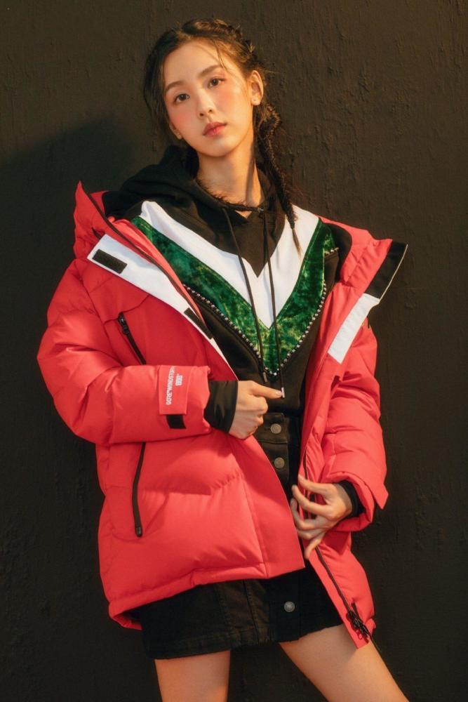 陈都灵穿针织毛衣时髦大气 甜美女神非她莫属!