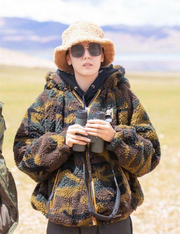 迪丽热巴白色紧身毛衣配羊羔毛外套，时尚保暖还显身材