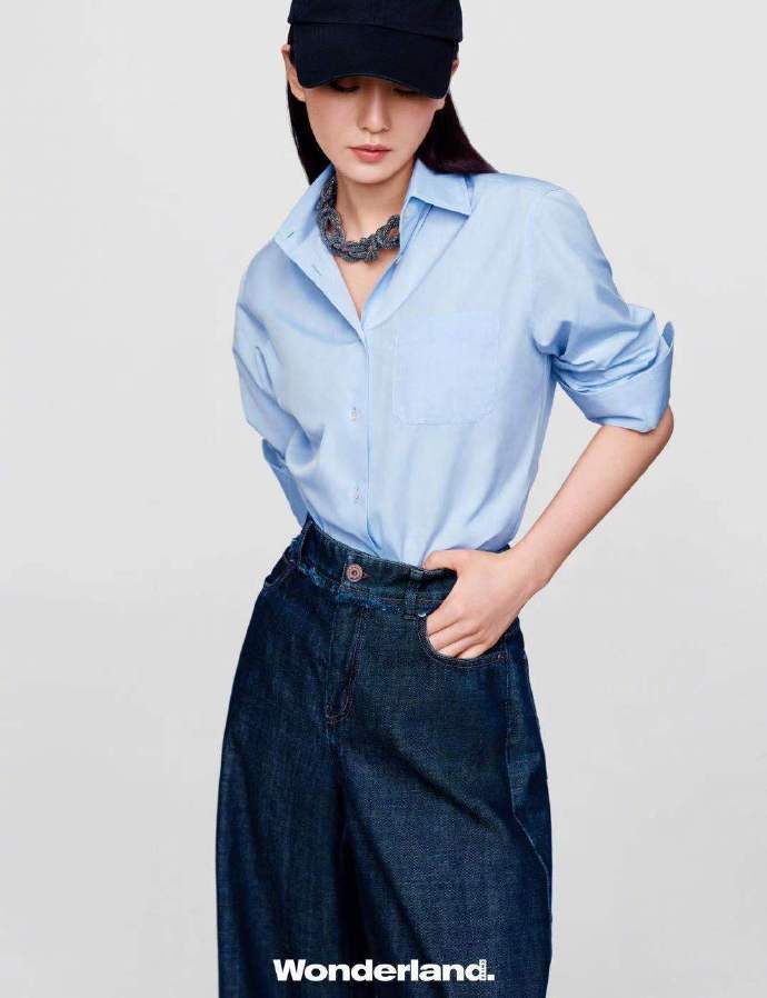 刘诗诗2021开年封面大片，风衣牛仔衬衫搭配中分黑长直率性洒脱