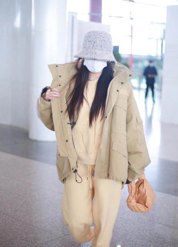 徐璐复古红唇妆超养眼,穿衣打扮什么风格都能轻松HOLD住