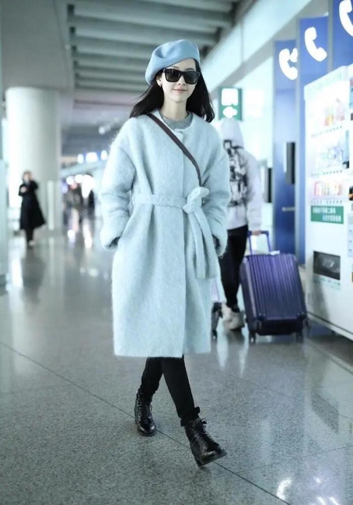 陈都灵穿针织毛衣时髦大气 甜美女神非她莫属!