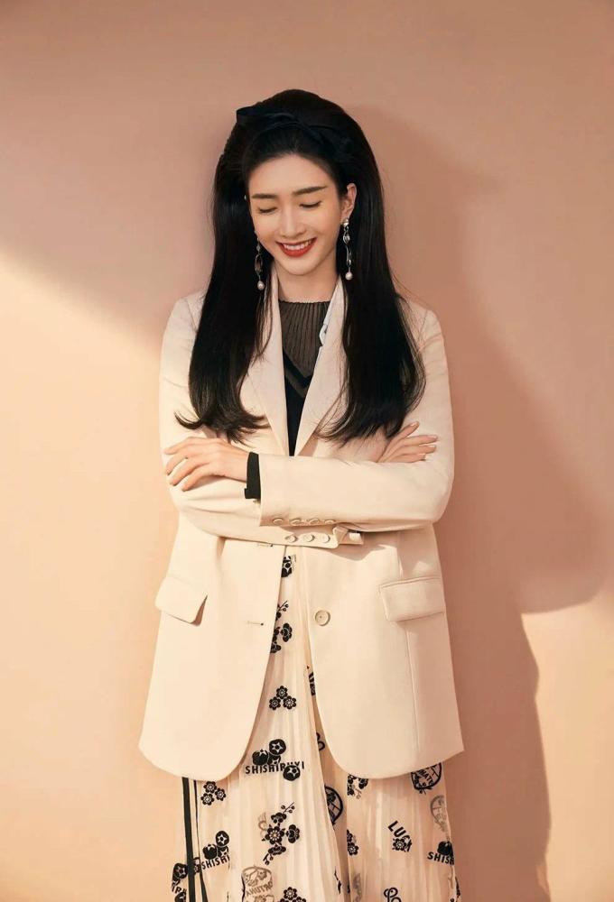 江疏影春装穿黑色开衫配牛仔裤减龄大气,锁骨发随意养眼