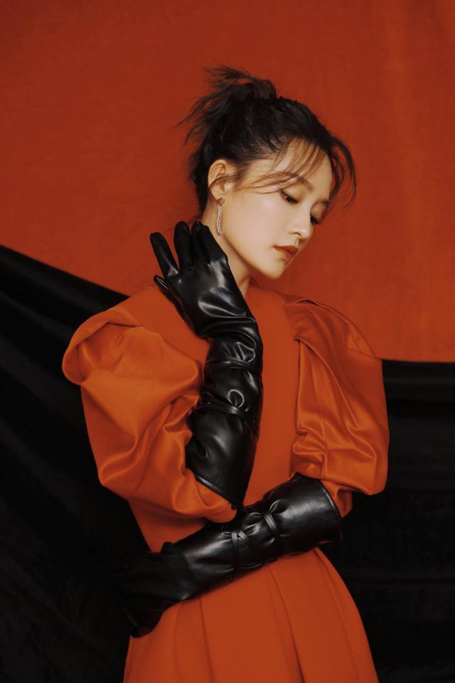 李沁跨年晚会造型曝光，红裙配皮手套明艳复古