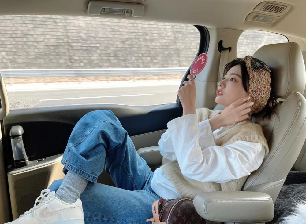 徐璐复古红唇妆超养眼,穿衣打扮什么风格都能轻松HOLD住