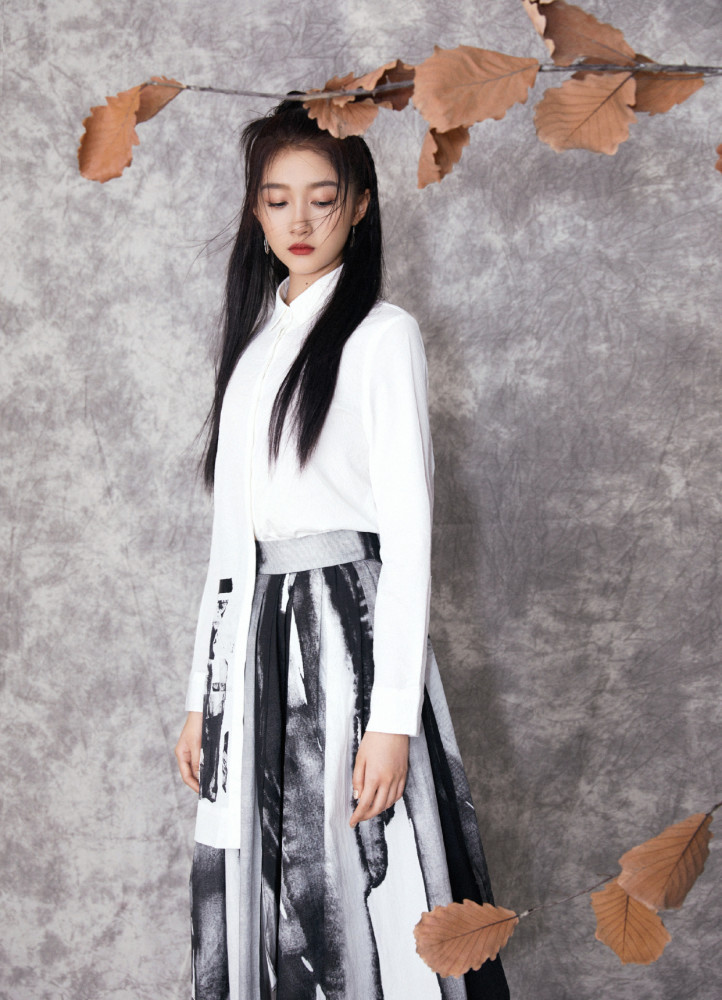 关晓彤的水墨国风造型太可了，女侠范儿十足！