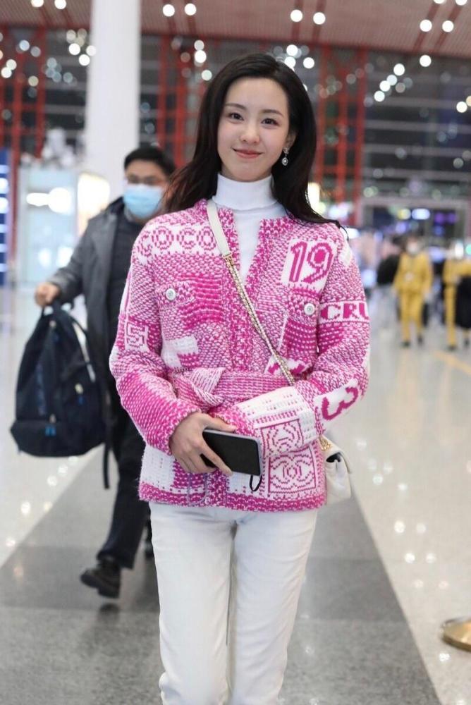 陈都灵穿针织毛衣时髦大气 甜美女神非她莫属!