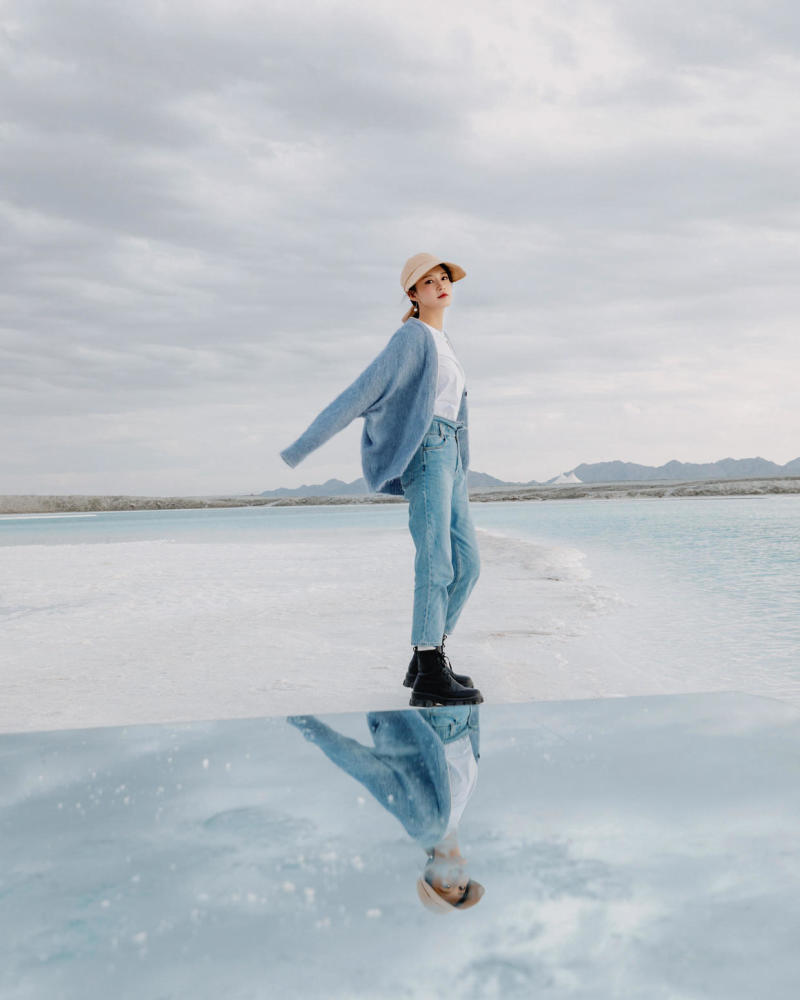 李沁穿浅绿色风衣搭牛仔裤精致甜美，少女感十足