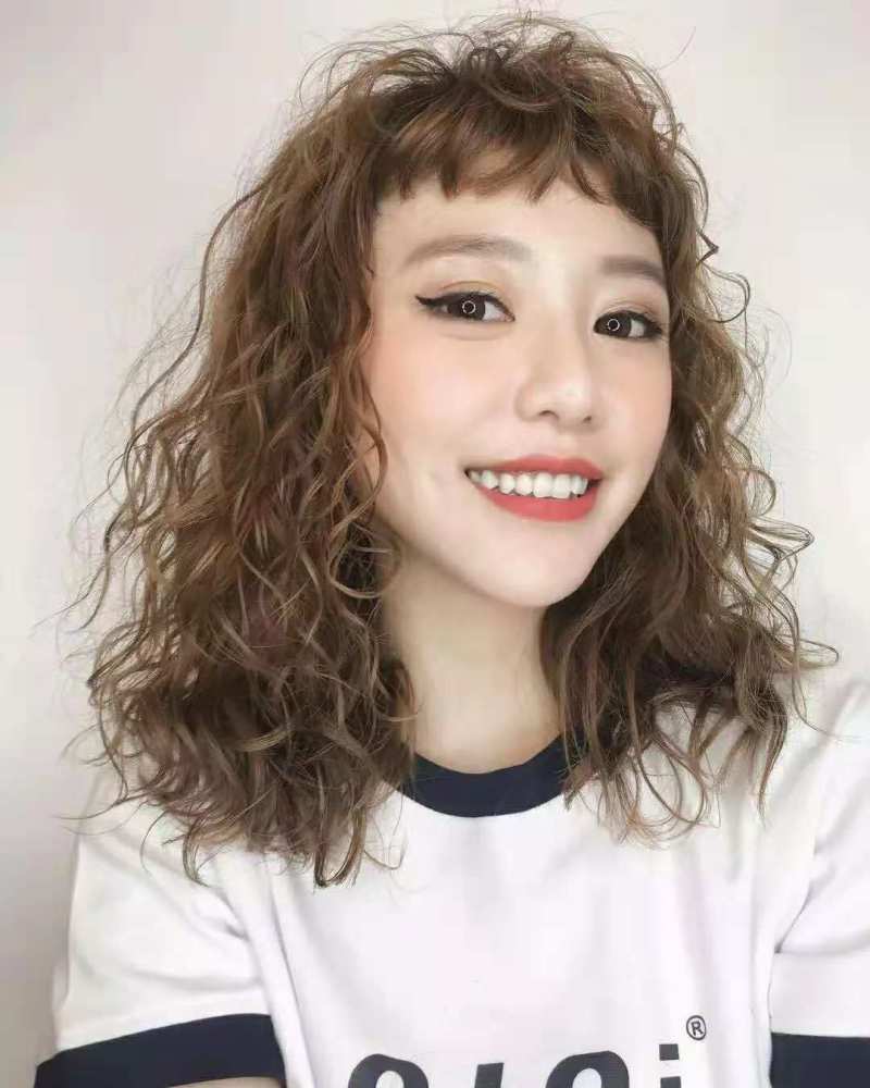 头发少怎么烫?除了羊毛卷最显发量,法式卷和蛋蛋卷蓬松又时尚