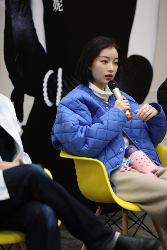 倪妮绗缝棉服搭宽松毛裤，气质太好无惧女神包袱