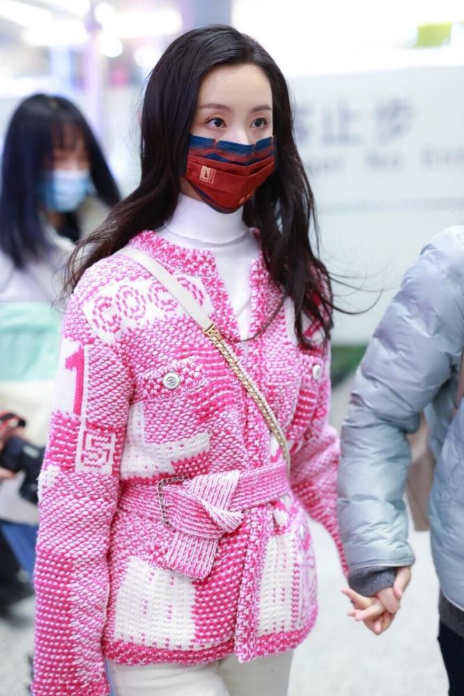 陈都灵穿针织毛衣时髦大气 甜美女神非她莫属!