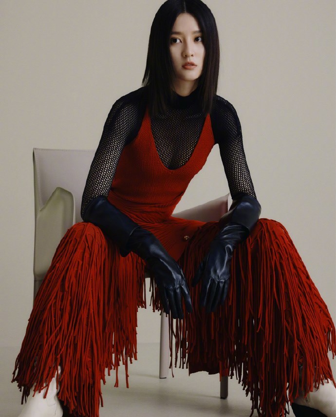 乔欣2021新年时尚大片,终于找到突破口,时髦冷艳造型吸睛