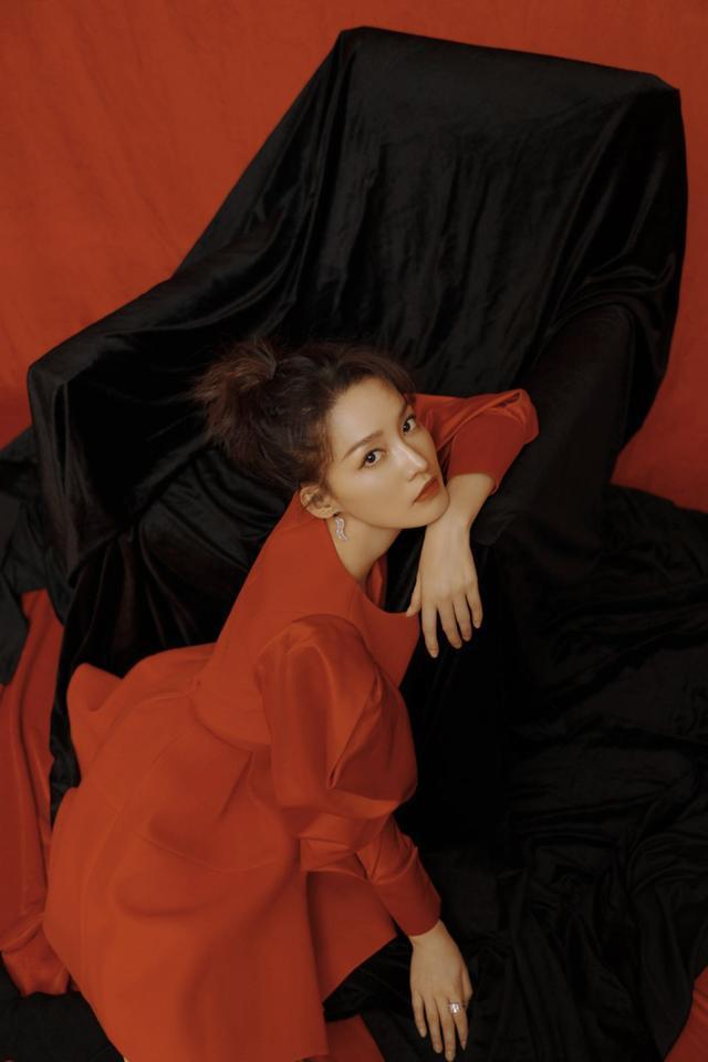 李沁跨年晚会造型曝光，红裙配皮手套明艳复古