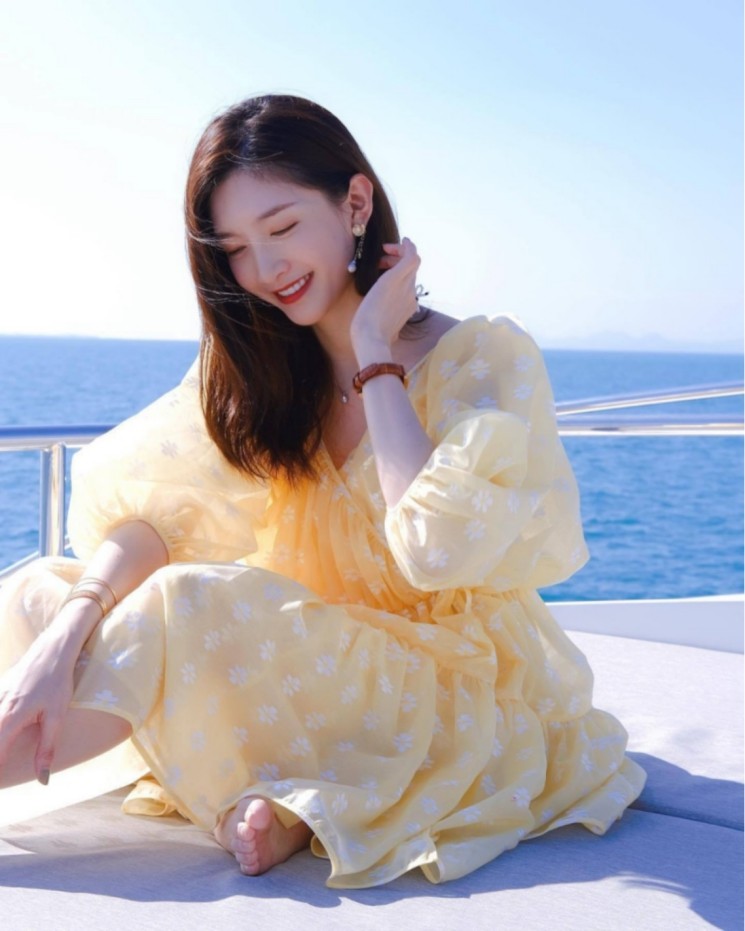 江疏影游艇上穿碎花裙戴草帽拍照,清新又甜美