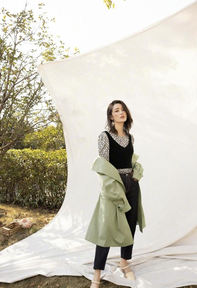李沁穿浅绿色风衣搭牛仔裤精致甜美，少女感十足