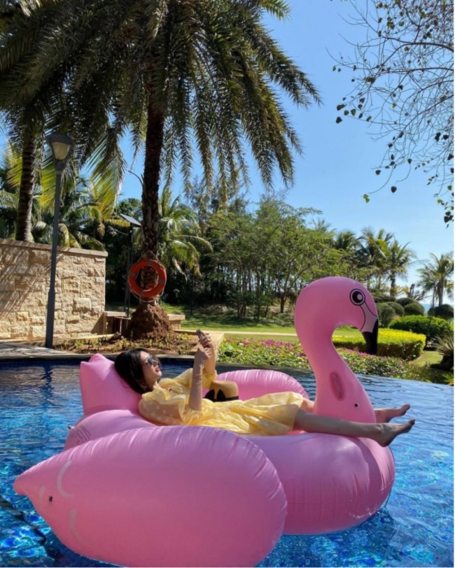 江疏影游艇上穿碎花裙戴草帽拍照,清新又甜美