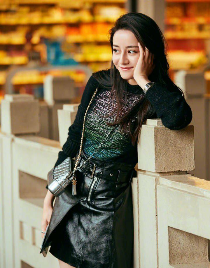 迪丽热巴白色紧身毛衣配羊羔毛外套，时尚保暖还显身材