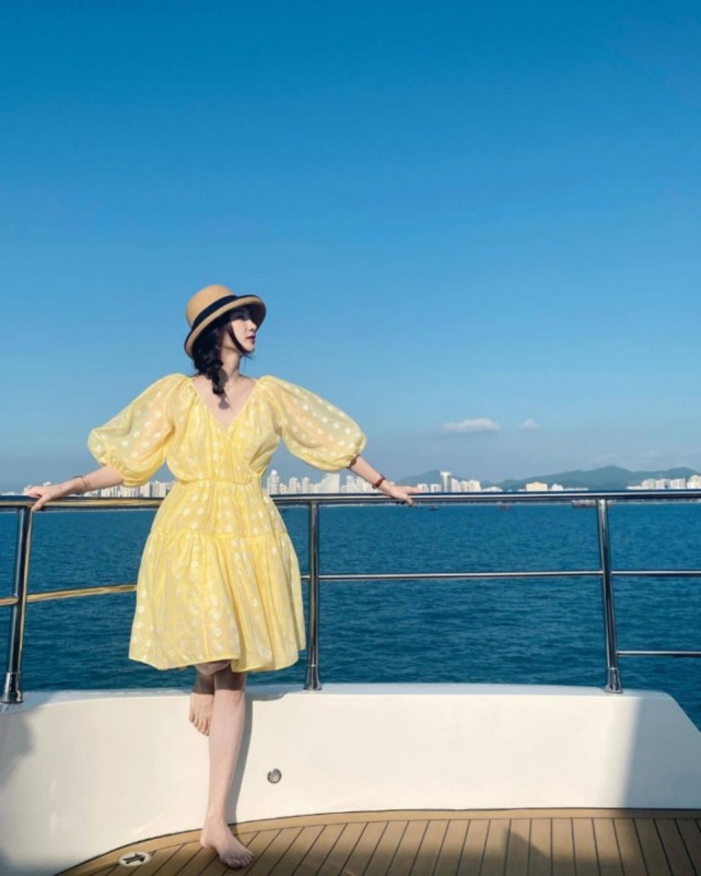江疏影游艇上穿碎花裙戴草帽拍照,清新又甜美