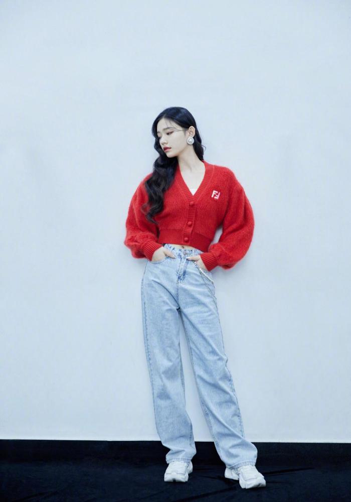 林允2021开年红色开衫配牛仔裤,少女活力感满满
