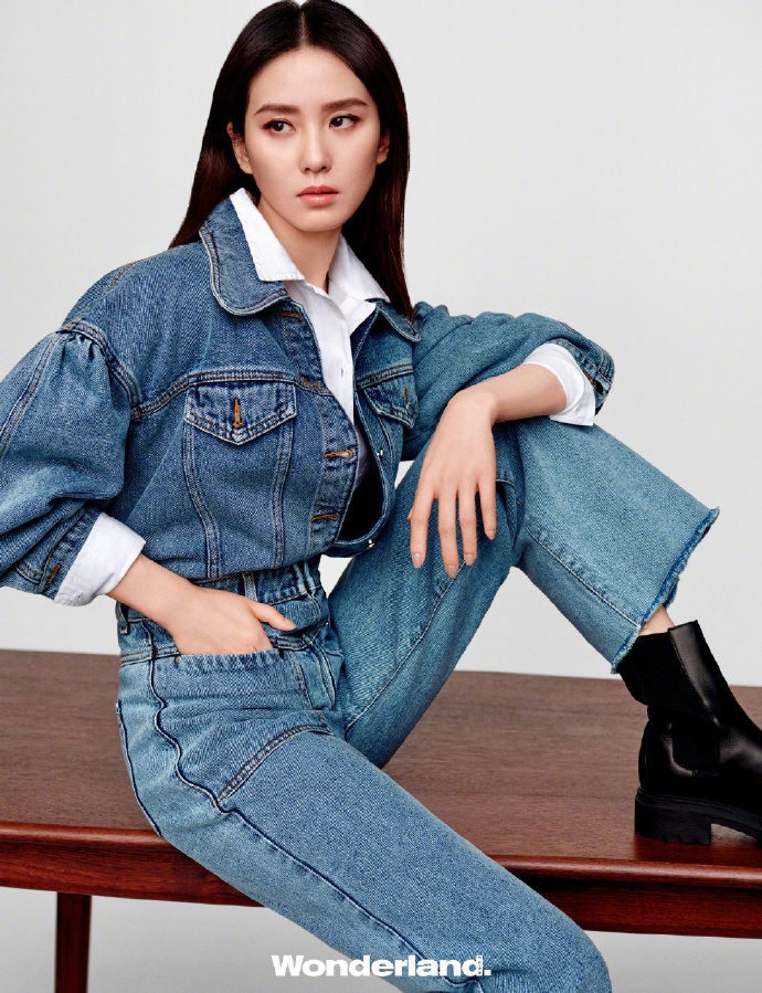 刘诗诗2021开年封面大片，风衣牛仔衬衫搭配中分黑长直率性洒脱
