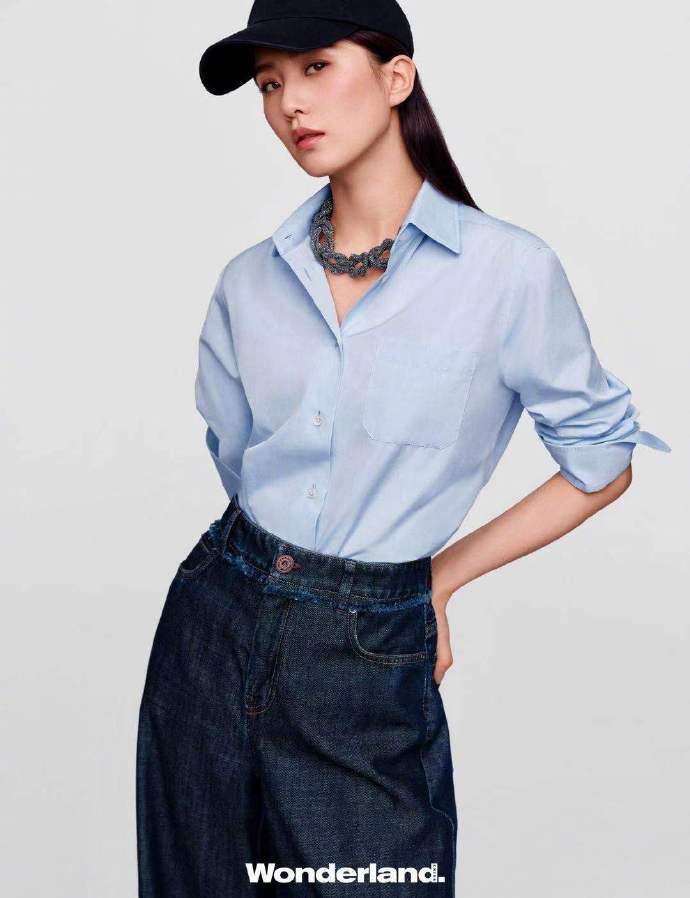 刘诗诗2021开年封面大片，风衣牛仔衬衫搭配中分黑长直率性洒脱