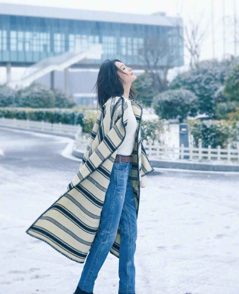 李沁寒风中拍靓照，发丝飞扬更显唯美气质，针织风衣外套简约时尚