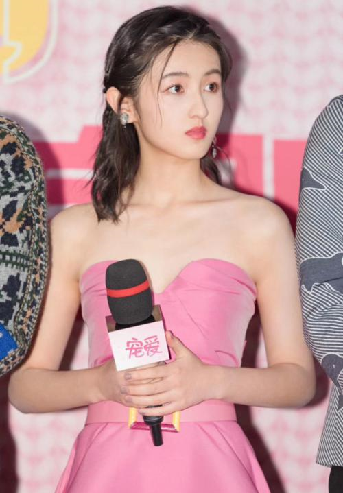 怎么穿衣打扮才能摆脱“学生气”？学女明星们的这些方法，成熟又有魅力