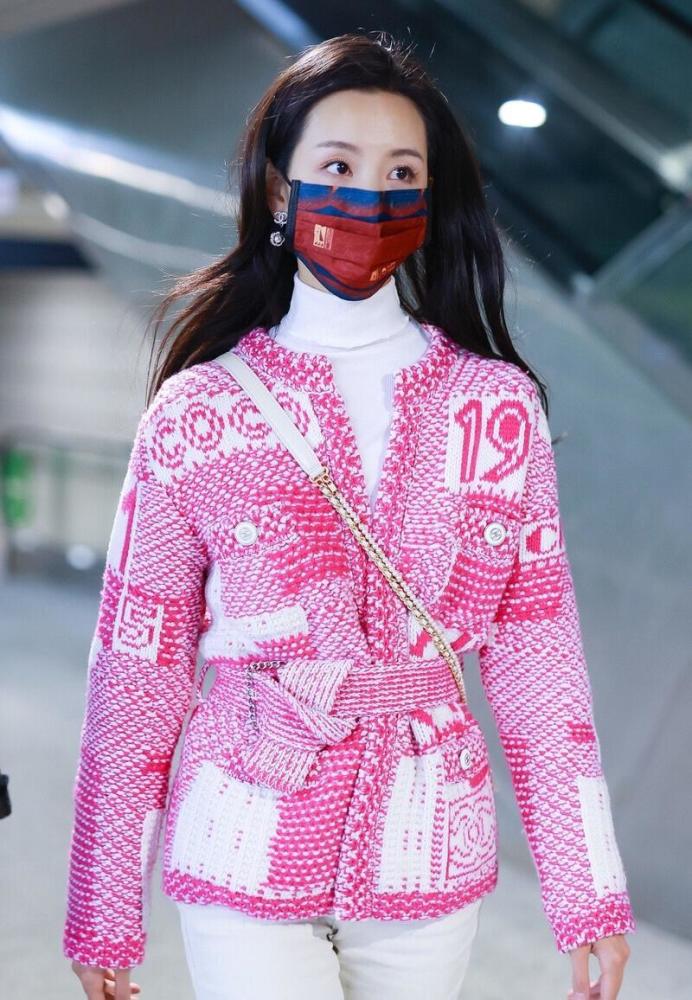 陈都灵穿针织毛衣时髦大气 甜美女神非她莫属!