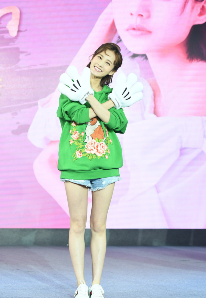 李一桐穿绿色卫衣配短裤,一双纤细长腿超抢镜