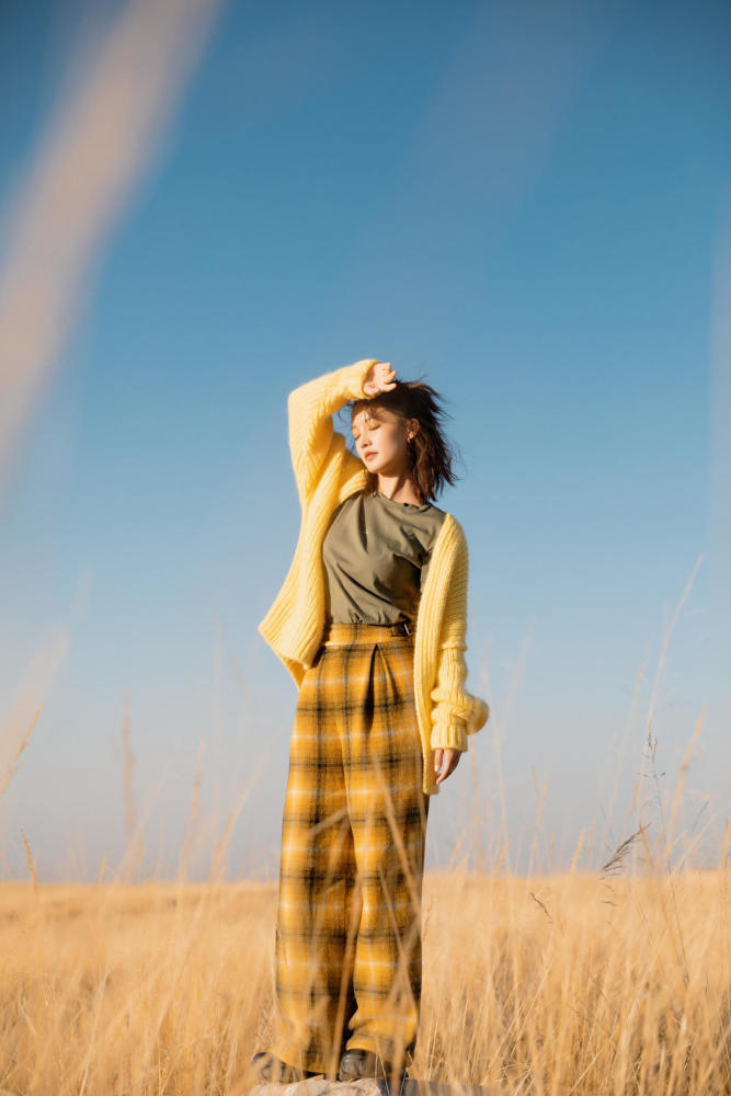 李沁穿浅绿色风衣搭牛仔裤精致甜美，少女感十足