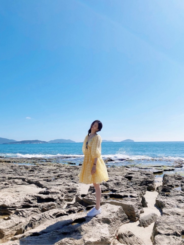 江疏影游艇上穿碎花裙戴草帽拍照,清新又甜美