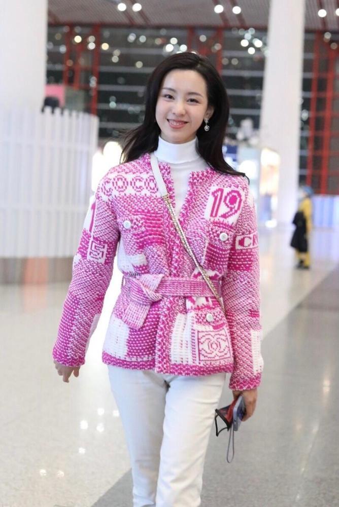 陈都灵穿针织毛衣时髦大气 甜美女神非她莫属!