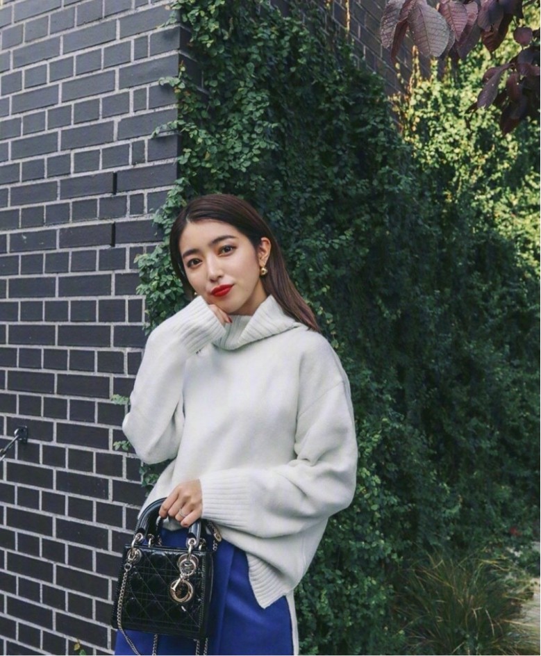 这位日本博主的穿搭越看越耐看,不同于往日的小清新,穿搭简洁大气有品味