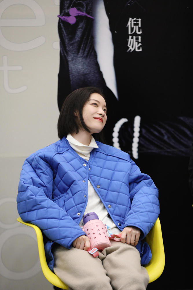 倪妮绗缝棉服搭宽松毛裤，气质太好无惧女神包袱