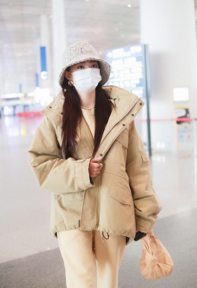 徐璐复古红唇妆超养眼,穿衣打扮什么风格都能轻松HOLD住