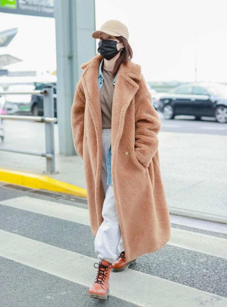 李沁寒风中拍靓照，发丝飞扬更显唯美气质，针织风衣外套简约时尚