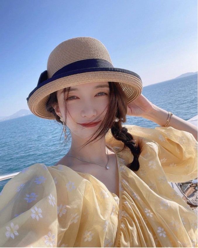 江疏影游艇上穿碎花裙戴草帽拍照,清新又甜美