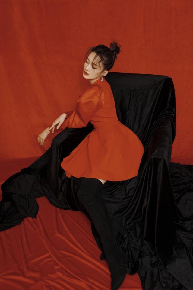 李沁跨年晚会造型曝光，红裙配皮手套明艳复古