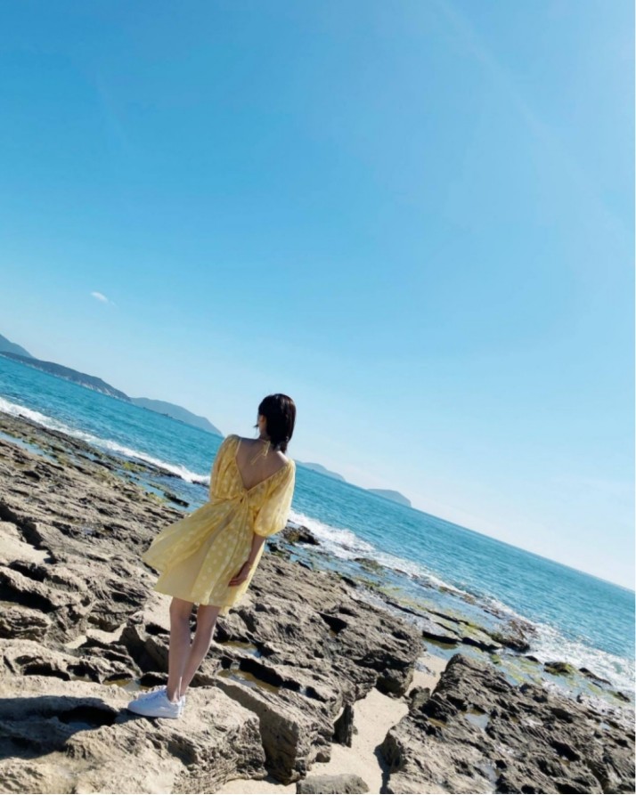 江疏影游艇上穿碎花裙戴草帽拍照,清新又甜美