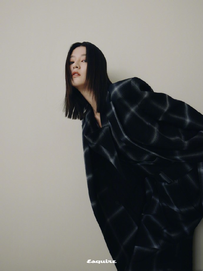 乔欣2021新年时尚大片,终于找到突破口,时髦冷艳造型吸睛