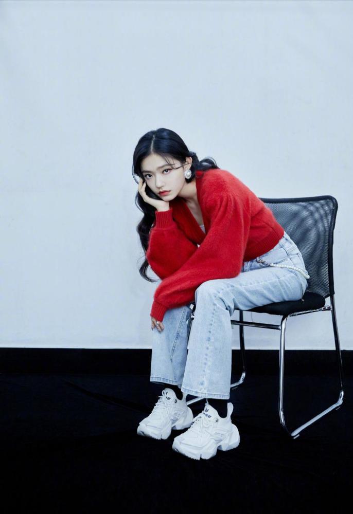 林允2021开年红色开衫配牛仔裤,少女活力感满满