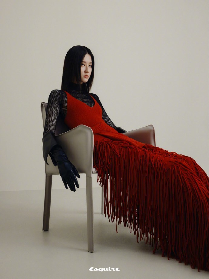 乔欣2021新年时尚大片,终于找到突破口,时髦冷艳造型吸睛