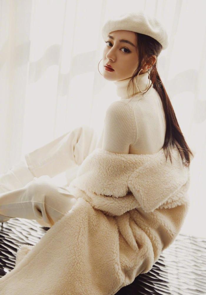 迪丽热巴白色紧身毛衣配羊羔毛外套，时尚保暖还显身材