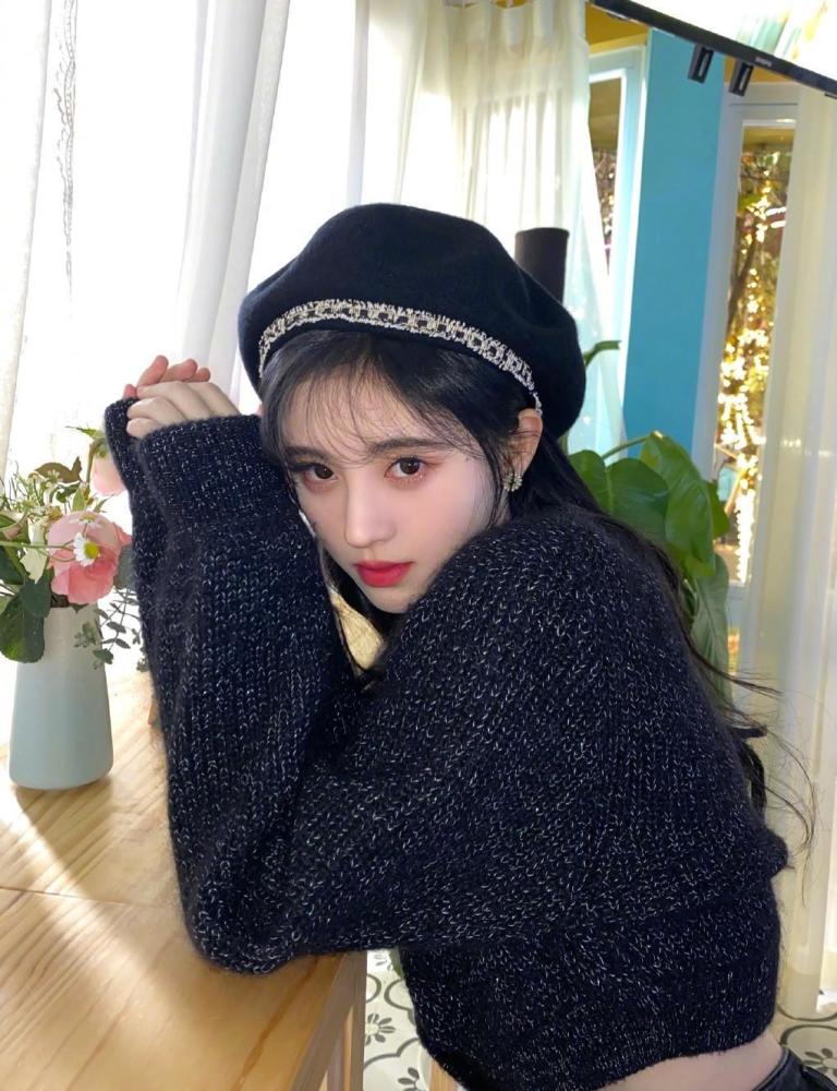 鞠婧祎穿短毛衣搭配牛仔裤随性洋气,戴贝雷帽复古又时髦