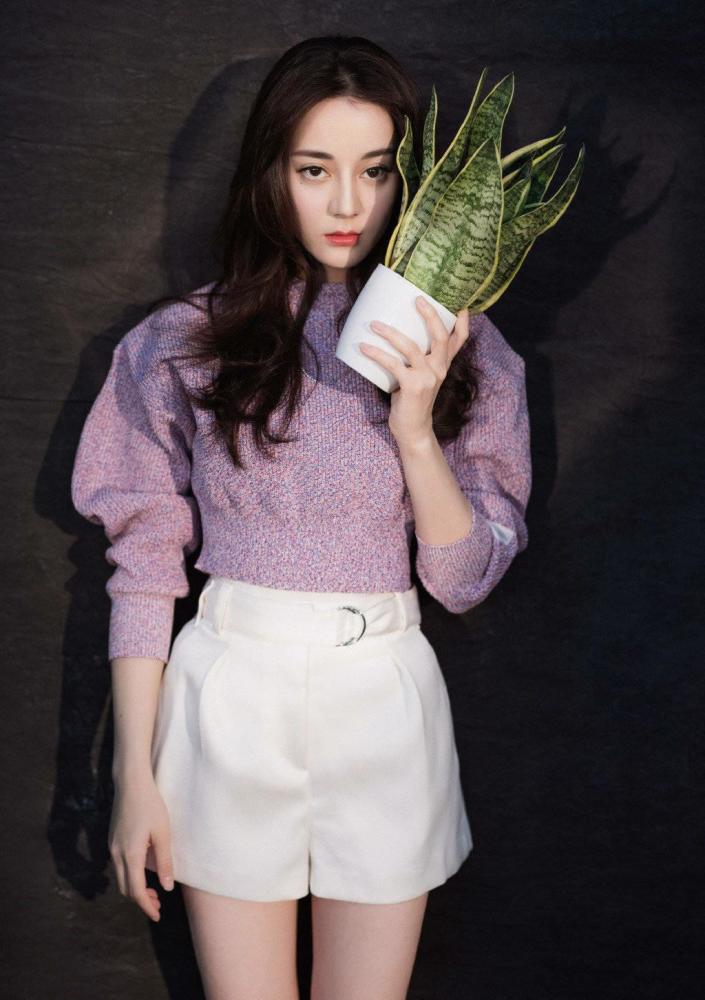 迪丽热巴白色紧身毛衣配羊羔毛外套，时尚保暖还显身材